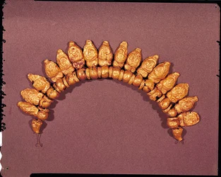 Collana con maschere di menadi e Sileno, V-IV secolo a.C. (oro)